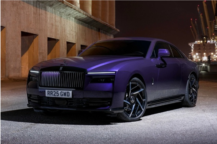 Rolls-Royce Black Badge Spectre đặc biệt là mẫu xe mạnh nhất trong lịch sử thương hiệu và cũng là chiếc Rolls-Royce chạy hoàn toàn bằng điện đầu tiên mang phong cách Black Badge.