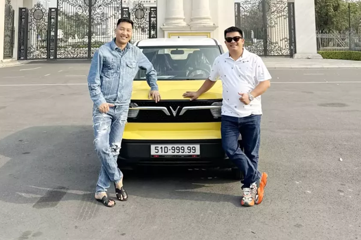 Mới đây, Huấn hoa hồng lại gây chú ý khi khoe chiếc xe VinFast VF3 siêu biển 51D-999.99, hay còn gọi là ngũ quý 9. Theo tìm hiểu, biển số đẹp 51D-999.99 đã được mang ra đấu giá đến 3 lần, chỉ trong năm 2024, 2 lần đầu được trả giá cao nhất là 6,21 tỷ và 3,58 tỷ đồng, nhưng người trúng đấu giá bỏ cọc.