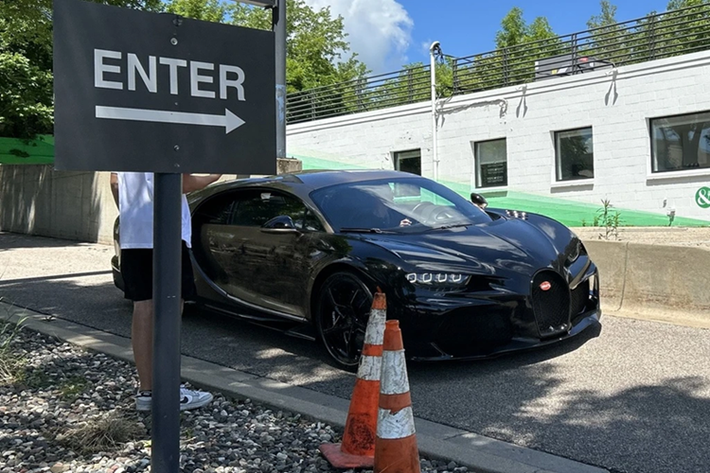 Siêu xe triệu đô Bugatti Chiron Super Sport của Tunku Ismail Idris dù vẫn được trang bị khối động cơ W16, dung tích 8.0 lít, 4 bộ tăng áp,sản sinh ra công suất tối đa 1.578 mã lực và mô-men xoắn cực đại 1.600 Nm nhưng đã được hãng xe đến từ Pháp giới hạn vận tốc tối đa xuống còn 440 km/h nhằm đảm bảo an toàn và đáp ứng quy chuẩn.