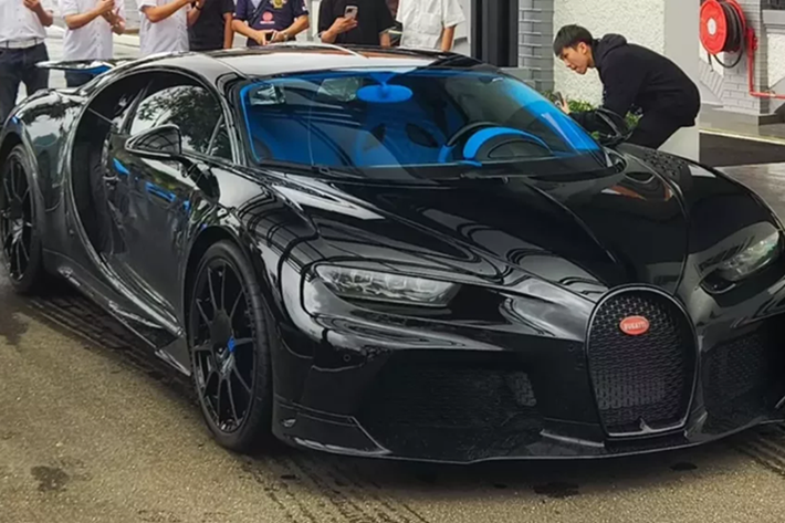 Việc chiếc siêu xe triệu đô la Lamborghini Reventon Roadster chỉ có đúng 3 chiếc xe trên thế giới sở hữu tay lái nghịch tái xuất ở Malaysia, đã nhanh chóng thu hút sự quan tâm của giới mê xe trên toàn thế giới, nhưng đặc biệt chưa dừng lại ở đó khi còn xuất hiện thêm Bugatti Chiron Super Sport giới hạn 60 chiếc tại đây.