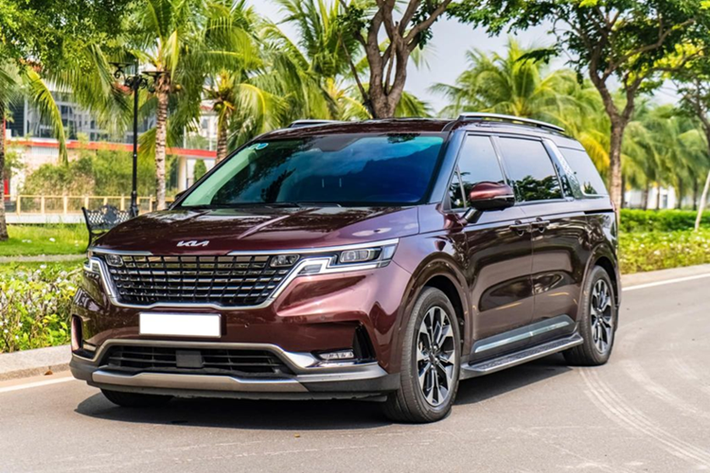 Mức giá xe Kia Carnival 3.5G Signature sau ưu đãi giờ đây chỉ còn 1,689 tỷ đồng. Ở thời điểm mới ra mắt năm 2022, bản này từng có giá niêm yết lên tới 1,849 tỷ đồng. Dù được ưu đãi sâu nhưng giá bán của bản này vẫn cao hơn đáng kể so với những bản máy dầu mới đang được bán ra (cao nhất chỉ 1,589 tỷ đồng).