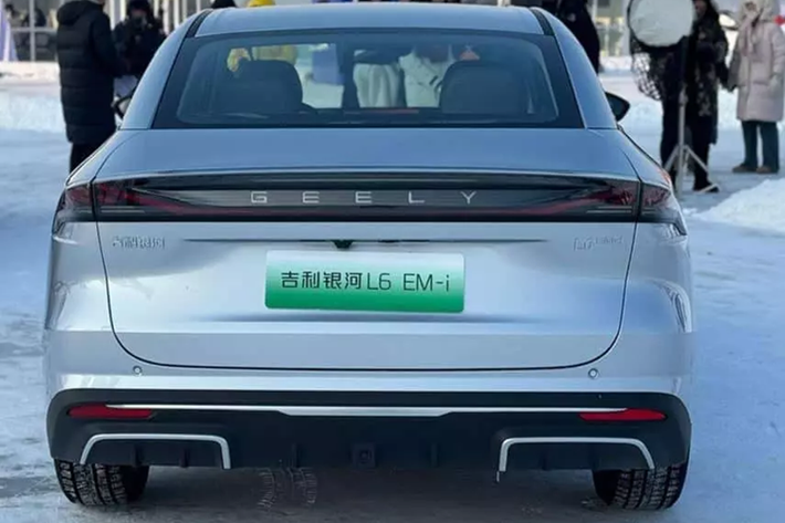 Kích thước dự kiến cũng không thay đổi, với chiều dài, chiều rộng và chiều cao lần lượt là 4782/1875/1489 mm và chiều dài cơ sở là 2752 mm. Không giống như ngoại thất, nội thất của Geely Galaxy L6 EM-i đã thay đổi rất nhiều, chủ yếu ở bảng điều khiển trung tâm.