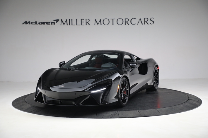 McLaren Artura Spider sử dụng hộp số tự động SSG 8 cấp có sự điều chỉnh giúp độ sang số tăng 25%, với thay đổi là môtơ điện sẽ đảm nhiệm vai trò của số lùi, trên bản coupe không có. Với cụm pin 7,4 kWh xe có thể chạy 35 km chỉ động cơ điện. Xe có 4 chế độ lái gồm Comfort, Sport, Track và chế độ E (Electric) là chế độ khởi động mặc định.