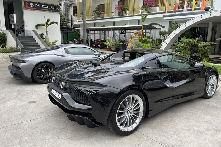 Còn xe McLaren Artura Spider ở Vũng Tàu có màu đen, với điểm nhấn là bộ mâm đa chấu sơn bạc. McLaren Artura Spider sẽ có thời gian đóng hoặc mở mui chỉ dưới 11 giây, tương tự đàn anh McLaren 720S Spider, phần mui này có thể dễ dàng được mở ra khi xe đang chạy, nhưng cần lưu ý là tốc độ của McLaren Artura Spider khi đó phải dưới 50 km/h.