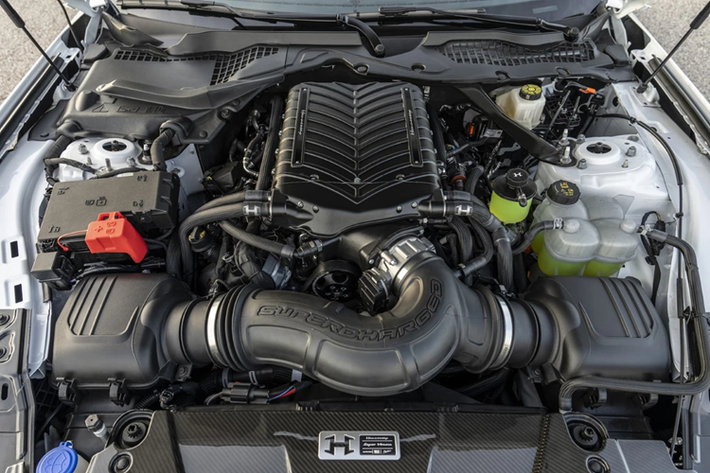 Nhờ sức mạnh này, Ford Mustang Dark Horse Hennessey Super Venom có thể tăng tốc từ 0-100 km/h chỉ trong 3,2 giây, nhanh hơn 0,5 giây so với phiên bản tiêu chuẩn (3,7 giây).