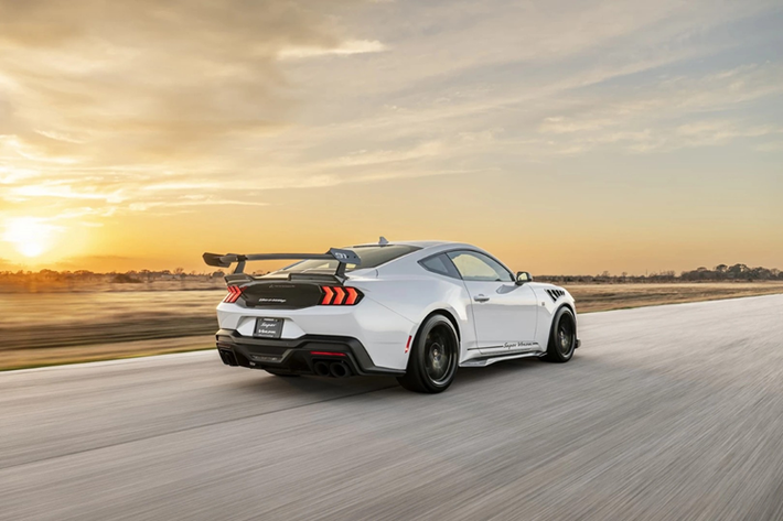 Mức giá xe Ford Mustang Dark Horse Super Venom GT là 149.950 USD (khoảng 3,75 tỷ đồng), trong khi phiên bản Super Venom Dark Horse cao cấp hơn có giá 163.950 USD (khoảng 4,1 tỷ đồng). Đây là mức giá chưa bao gồm thuế, phí vận chuyển và các tùy chọn bổ sung mà khách hàng có thể yêu cầu.