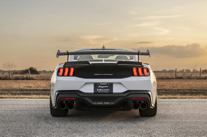 Với sức mạnh vượt trội, thiết kế độc đáo và số lượng giới hạn, Ford Mustang Dark Horse Hennessey Super Venom không chỉ là một chiếc xe độ mà còn là biểu tượng kỷ niệm của Hennessey, đủ sức cạnh tranh với các siêu xe đình đám trên thế giới.
