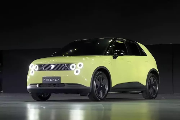Trước đó, đã có thông tin tiết lộ rằng Firefly EV sử dụng hệ thống treo độc lập năm liên kết từ Multimatic ở trục sau và hệ thống IPB từ Bosch. Xe có tỷ lệ phân bổ trọng lượng 50-50 giữa các trục và phạm vi WLTP 225 km với pin sạc 75%.