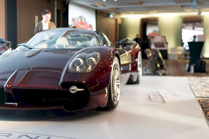 Công nghệ này tương thích với lốp Pirelli P Zero Corsa, Winter và Trofeo RS, cho phép truyền tải thông tin từ lốp xe đến hệ thống cân bằng điện tử và kiểm soát lực kéo. Theo công bố của thương hiệu xe Italy, mẫu xe mui trần này có số lượng giới hạn chỉ 130 chiếc trên toàn thế.