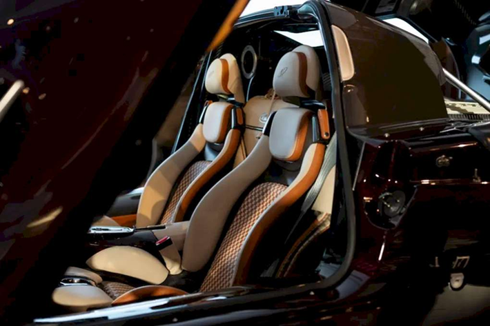 Mẫu Pagani Utopia Roadster mang phong cách tối giản nhưng vẫn rất hiện đại. Các yếu tố khí động học được thiết kế một cách tinh tế nhằm giữ lại các đường gân dập nổi ấn tượng trên thân xe. Một trong những điểm nhấn của Utopia là thiết kế cửa nhị diện độc đáo, cho phép cửa xe có thể tách khỏi thân xe, sau đó xoay theo trục chính để hướng lên trên.