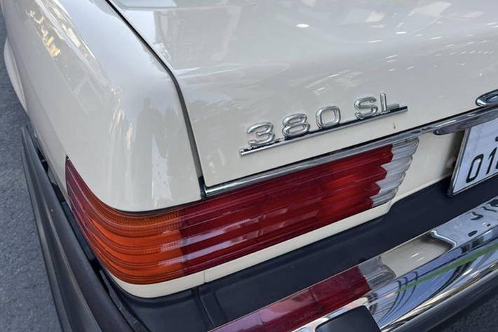 Mercedes-Benz 380 SL được trang bị động cơ V8 hút khí tự nhiên 3.8L mang mã M116, sản sinh công suất tối đa 218 mã lực và mô-men xoắn cực đại 299 Nm, đi kèm hộp số tự động 4 cấp và hệ dẫn động cầu sau. Cấu hình này có thể giúp chiếc xe đạt tốc độ tối đa khoảng 215 km/h.