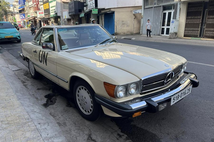Mới đây, trên mạng xã hội xuất hiện hình ảnh ông Đặng Lê Nguyên Vũ cầm lái Mercedes-Benz 380 SL đời 1980 xuống một tuyến phố trung tâm TP.HCM. Theo một số nguồn tin, đây là chiếc 380 SL độc nhất Việt Nam tính tới thời điểm này.