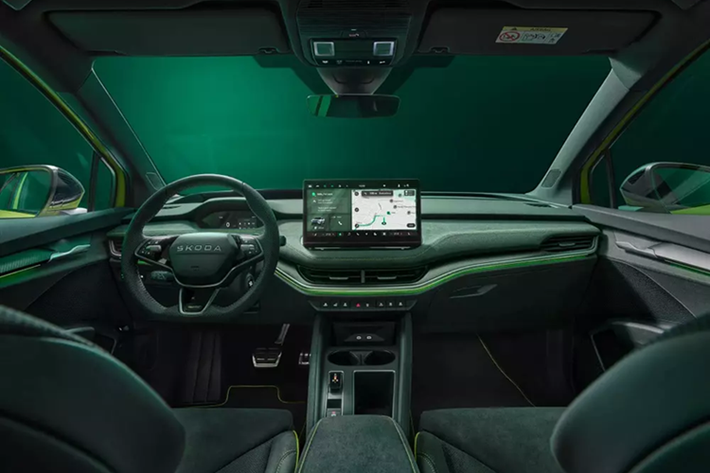 Chưa hết, Skoda Elroq vRS còn sử dụng pin 84 kWh, mang đến phạm vi hoạt động 550 km theo tiêu chuẩn WLTP. So với Skoda Elroq 85 đã ra mắt trước đó, phạm vi hoạt động của xe giảm 32 km dù dùng chung pin. Bù lại, Elroq vRS là mẫu xe sạc nhanh nhất của Skoda cho đến thời điểm hiện tại.