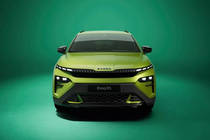 Đúng với phong cách Skoda Elroq phiên bản vRS, xe được nâng cấp mạnh mẽ về công suất cũng như thiết kế nội và ngoại thất. Là phiên bản cao cấp nhất trong dòng Skoda Elroq, vRS sở hữu công suất tăng thêm 52 mã lực so với các bản tiêu chuẩn nhờ sự kết hợp của 2 mô-tơ điện.