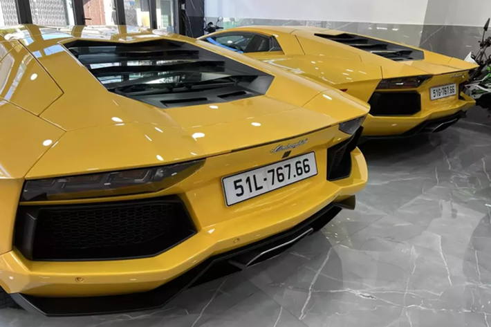 Còn chiếc siêu xe Lamborghini Aventador LP700-4 mà sẽ ở lại showroom để tìm khách, được đăng ký biển 51L-767.66 là xe mua sau này.