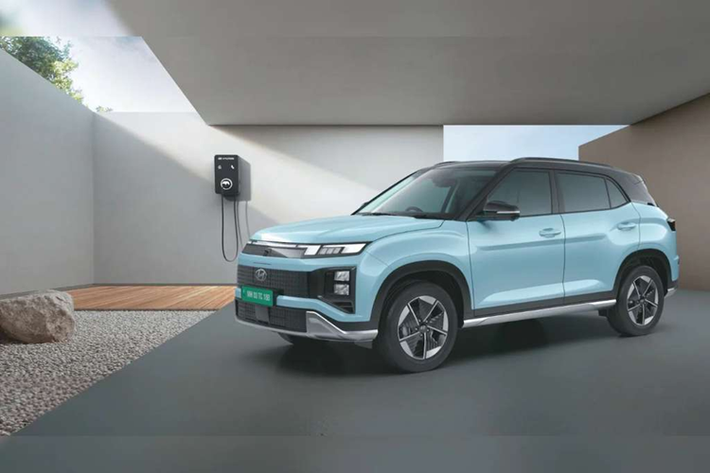 Hãng xe Hàn Quốc mới đây đã chính thức hé lộ những hình ảnh đầu tiên về mẫu xe Hyundai Creta 2025 chạy điện, trước khi ra mắt vào ngày 17/1 tới đây tại Triển lãm toàn cầu Bharat Mobility 2025. Theo đó, Hyundai Creta EV sẽ là mẫu xe điện có giá cả phải chăng nhất của thương hiệu Hàn Quốc tại thị trường Ấn Độ.