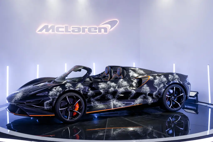 Ban đầu, McLaren Elva còn không có kính chắn gió, nhưng hãng xe Anh quốc đã làm hài lòng các khách hàng ở nhiều quốc gia không cho phép ô tô lăn bánh mà thiếu chi tiết này. Đặc biệt hơn, chiếc siêu xe triệu đô McLaren Elva của Minh "Nhựa" còn có điểm nhấn qua nét vẽ của 1 họa sĩ khá nổi tiếng trong nước.