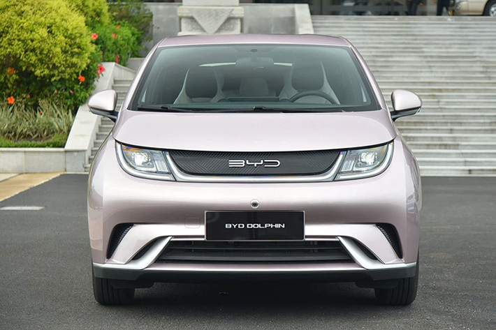 BYD Dolphin hatchback 2025 mới đã được ra mắt tại Trung Quốc với mức giá từ 99.800 – 125.800 nhân dân tệ (13.735 – 17.315 USD, tương đương 323 - 408 triệu đồng). Mẫu xe nâng cấp lớn hơn với thông số kỹ thuật được cải tiến và chức năng ADAS God's Eye C thậm chí còn rẻ hơn so với phiên bản tiền nhiệm, đang bán tại Việt Nam.