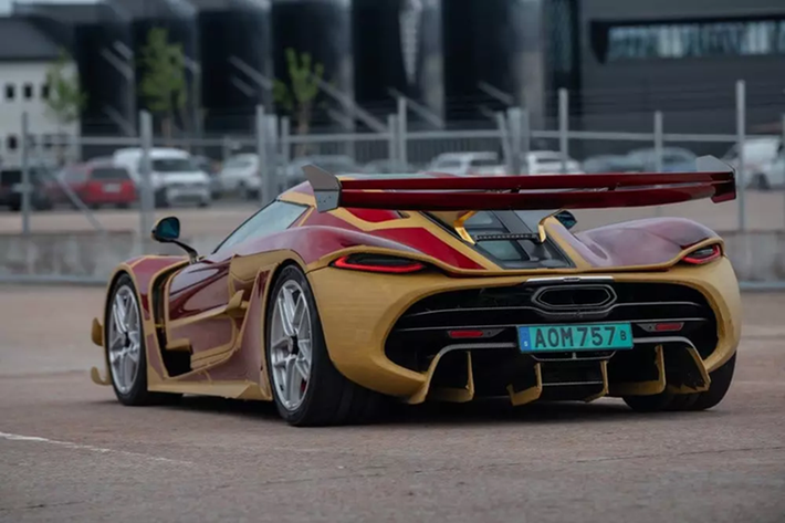 Ấy vậy mà đã có 125 khách hàng mua xe Koenigsegg Jesko, và bất ngờ là 1 số tay chơi Đông Nam Á lại sở hữu đến hơn 3 chiếc, mới nhất là 1 đại gia Indonesia tậu Koenigsegg Jesko và đưa quê nhà của mình, sau nhiều năm chờ đợi. Chiếc xe này có màu đỏ cùng các sọc vàng.
