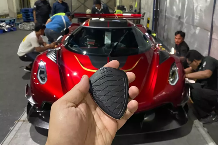 Còn nếu đổ xăng A98, công suất tối đa của Koenigsegg Jesko chỉ là 1.281 mã lực. Mô-men xoắn cực đại của Koenigsegg Jesko là 1.500 Nm.