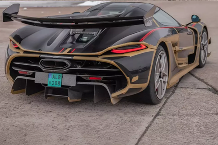 Toàn bộ sức mạnh của xe Koenigsegg Jesko sẽ được truyền đến hộp số 9 cấp mới có tên gọi Lightning Speed Transmission, nhờ đó, siêu phẩm này có thể tăng tốc từ vị trí xuất phát lên 100 km/h chỉ 2,5 giây trước khi lao đến con số tốc độ tối đa khủng khiếp lên đến 482 km/h.