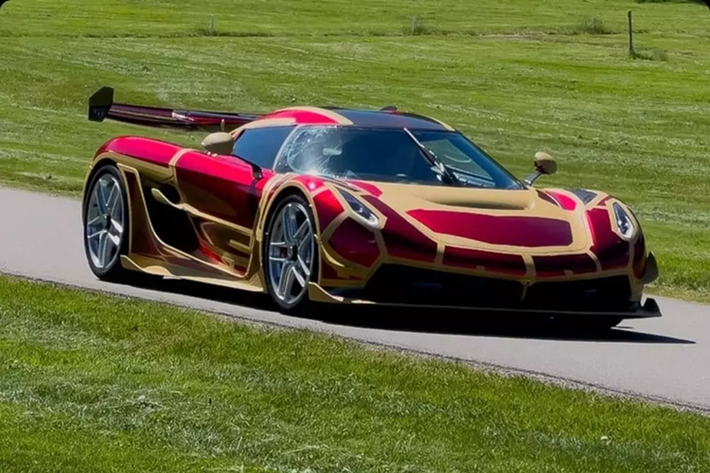 Nhưng mức giá xe Koenigsegg Jesko bán chính hãng phải bắt đầu từ con số 2,8 triệu đô la chưa có tùy chọn, tức cao hơn gần 1 triệu USD so với Regera, nếu khách hàng chọn đầy đủ cấu hình cho Koenigsegg Jesko, mức giá đắt nhất phải bỏ ra có thể trên 3,5 triệu đô la.