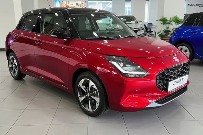 Trước khi bị ngừng bán, Suzuki Swift tại Việt Nam chỉ có duy nhất một phiên bản nhập khẩu từ Thái Lan, với giá niêm yết 560 triệu đồng. Xe được trang bị động cơ xăng 1.2L, sản sinh công suất tối đa 83 mã lực và mô-men xoắn cực đại 113 Nm.