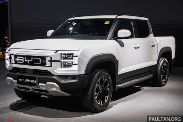 Về kích thước, mẫu xe bán tải BYD Shark 6 có chiều dài x rộng x cao lần lượt là 5457 x 1971 x 1925 mm và chiều dài cơ sở 3260 mm, khoảng sáng gầm 230 mm, độ sâu lội nước 700 mm, góc tiếp cận 31 độ, độ dốc 17 độ và góc thoát 19 độ.
