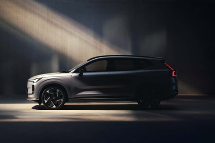 Trong tháng 4 vừa qua, doanh số xe PHEV của Volvo tăng trưởng 11% và đạt 56.722 xe. Với XC70 mới, Volvo lần đầu tiên sẽ có 1 chiếc PHEV thuộc loại extended range, với phạm vi hoạt động thuần điện lên đến 124 dặm (~ 200 km), lớn hơn đáng kể so với XC60 Recharge tại Mỹ (vốn có thông số thuần điện vào khoảng 36 dặm, tương đương 57,9 km).