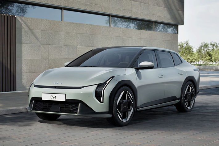 Kia EV4 chạy điện từng xuất hiện dưới dạng xe concept vào năm 2023 với hình dáng sedan, phiên bản sản xuất sẽ có cả hai kiểu dáng sedan và hatchback, thể hiện triết lý thiết kế "Opposites United" của Kia – kết hợp giữa các đường nét sắc sảo, chi tiết táo bạo với phong cách thẩm mỹ tương lai.