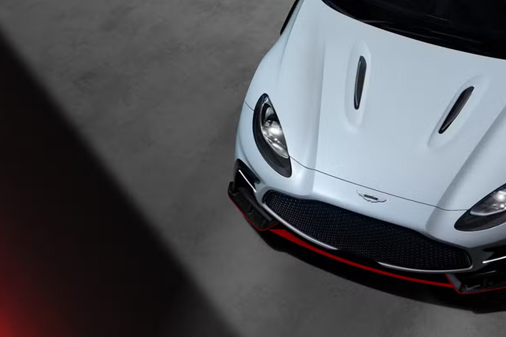 Aston Martin tinh chỉnh hộp số ly hợp ướt 9 cấp nhậy hơn. Hệ dẫn động 4 bánh được giữ nguyên, có khả năng truyền 100% mô-men xoắn tới bánh sau và tối đa 50% tới bánh trước. DBX S được thiết kế để nhẹ hơn DBX707, dù các tính năng giảm trọng lượng lớn nhất là tùy chọn (mui carbon tiết kiệm 18,14 kg).
