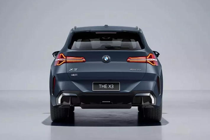 Mẫu xe SUV BMW X3 L 2025 sở hữu chiều dài cơ sở nhỉnh hơn đến 111 mm so với xe tiêu chuẩn. Nhờ đó, khoảng duỗi chân ở hàng ghế sau của xe được nới rộng thêm 96 mm, mang đến cảm giác thoải mái hơn cho hành khách. Ngoài ra, BMW X3 L 2025 còn dài hơn 126 mm và rộng hơn 25 mm so với phiên bản bán ở thị trường quốc tế.