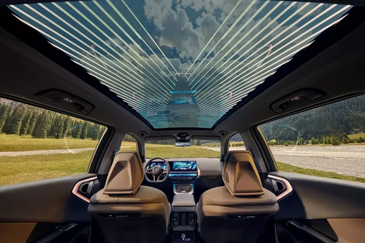 Trong khi đó, tỷ lệ phân bổ trọng lượng 50:50 đặc trưng của BMW X3 vẫn được giữ nguyên. Trừ kích thước, thiết kế bên ngoài của BMW X3 L 2025 không có gì khác biệt so với xe tiêu chuẩn. Điểm nhấn của xe cũng nằm ở lưới tản nhiệt hình quả thận đôi đặc trưng với các nan mạ crôm nằm dọc và đan chéo mới.