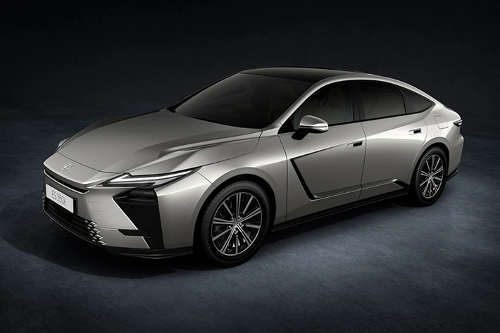 Lexus ES 2026 mới được phát triển trên nền tảng toàn cầu của Toyota TNGA GA-K nhưng ES không thay thế vị trí của LS. Lưới tản nhiệt là điểm phân biệt hai phiên bản hệ truyền động hybrid hoặc thuần điện.