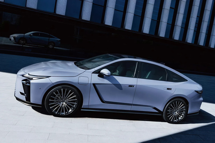Lexus ES thế hệ thứ 8 đã chính thức được giới thiệu tại Triển lãm Ôtô Thượng Hải 2025 và có biến thể thuần điện cùng ngôn ngữ thiết kế mới lấy cảm hứng SUV điện - Lexus RZ cùng bản concept Lexus LF-ZL, vốn từng xuất hiện tại triển lãm Japan Mobility Show 2023.