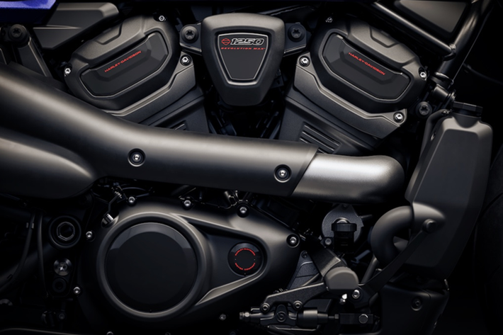Động cơ V-Twin Revolution Max dung tích 1.250cc vẫn được giữ nguyên thông số nhưng được tinh chỉnh tạo thêm mô-men xoắn ở dải tua thấp. Công suất 121 mã lực và mô-men xoắn 126Nm.