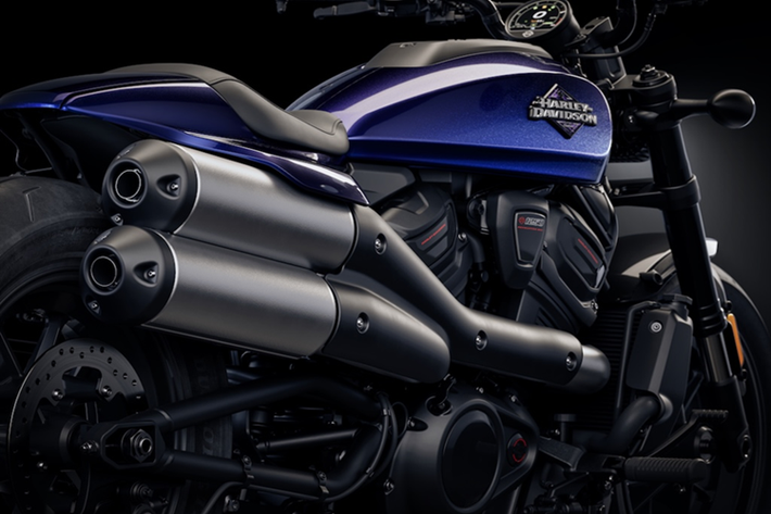 Ngoại hình của Sportster S được cải thiện nhẹ so với phiên bản trước, với ngoại thất sơn màu đen, bao gồm động cơ (sơn màu đen và chữ đỏ, thay vì màu đồng như trước). Bình xăng đặt tem nổi chữ V kẻ caro, gợi nhớ về huy hiệu được sử dụng vào những năm 1950. Nắp bình xăng có màu đen bóng mới.