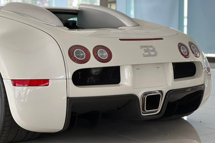 Nếu Minh Nhựa "ngại" mang Bugatti Veyron ra đường thì ông Đặng Lê Nguyên Vũ lại suy nghĩ khác, mang xe đi xuyên Việt hơn 1.600 km, 1 điều mà ngay cả các tay chơi "gấu" nhất thế giới cũng ngán, nhất là các con đường tại Việt Nam khi xe di chuyển vào năm 2018 chưa đủ đẹp, nhưng đi trận này tiếng thơm muôn thuở về sau, nhất là kéo dàn siêu xe gần 20 chiếc xuyên Việt và chủ nhân của đoàn xe thì ở nhà chỉ đạo từ xa.