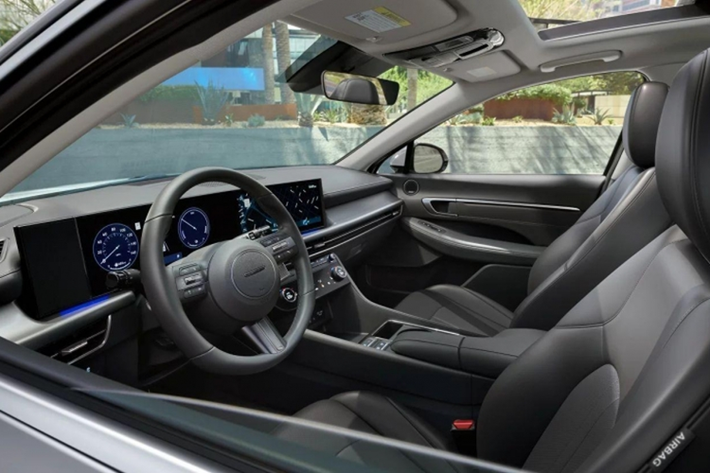 Nội thất xe dự kiến sẽ lấy cảm hứng từ Kona và Sonata, với những tinh chỉnh nhỏ để duy trì lợi thế cạnh tranh. Thay vì thiết kế lại hoàn toàn, Hyundai có thể sẽ tập trung vào việc tinh chỉnh thiết kế vô lăng và bổ sung thêm các nút bấm vật lý cho hệ thống điều khiển điều hòa và đa phương tiện.