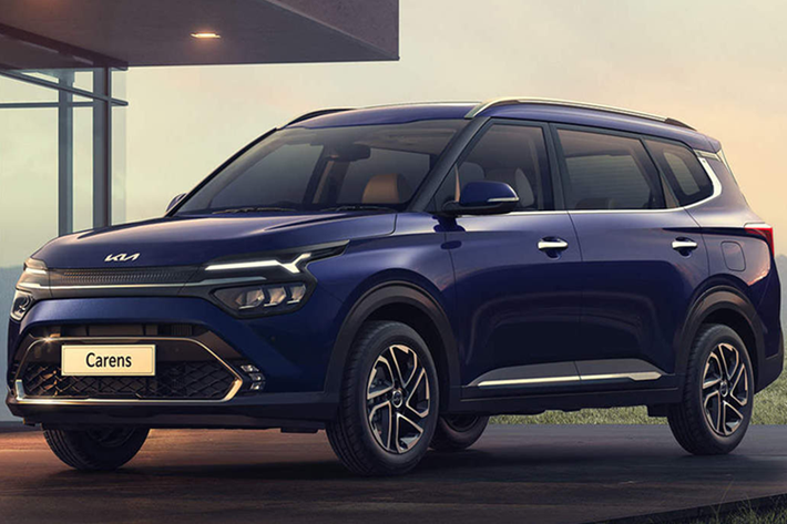 Tại thị trường Ấn Độ, Kia Carens bản nâng cấp giữa vòng đời khả năng vẫn có ba tùy chọn động cơ gồm: Thứ nhất là động cơ xăng 1.5L công suất 112 mã lực và mô-men xoắn 144 Nm. Thứ hai là động cơ xăng tăng áp 1.5L cho công suất 158 mã lực và 252 Nm. Thứ ba là động cơ diesel 1.5L cho công suất 114 mã lực và 250 Nm.