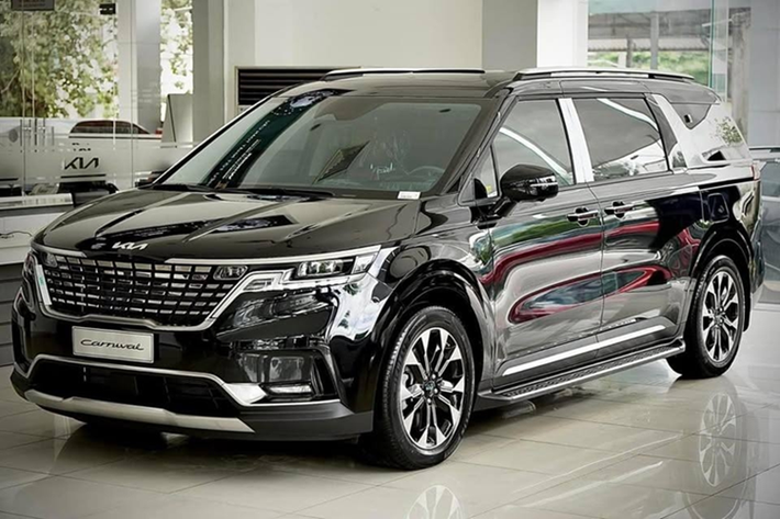 Tuy nhiên, vì đây là xe "form cũ", lại sử dụng máy xăng nên một số đại lý đã tung ra mức giảm giá hấp dẫn hơn để dọn nốt hàng tồn. Cụ thể, một tư vấn bán hàng đã chào bán Kia Carnival 3.5G Premium 7S VIN 2024 với mức ưu đãi lên tới 120 triệu đồng, đưa giá thực tế của xe xuống còn 1,639 tỷ đồng.