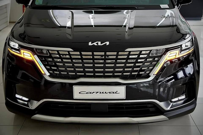 Mặc dù được ưu đãi, Kia Carnival bản cũ máy xăng này vẫn đắt đỏ hơn tất cả các bản máy dầu mới đang được bán ra. Điểm khác biệt lớn nhất giữa bản Carnival cũ và bản nâng cấp mới là ở hệ truyền động.