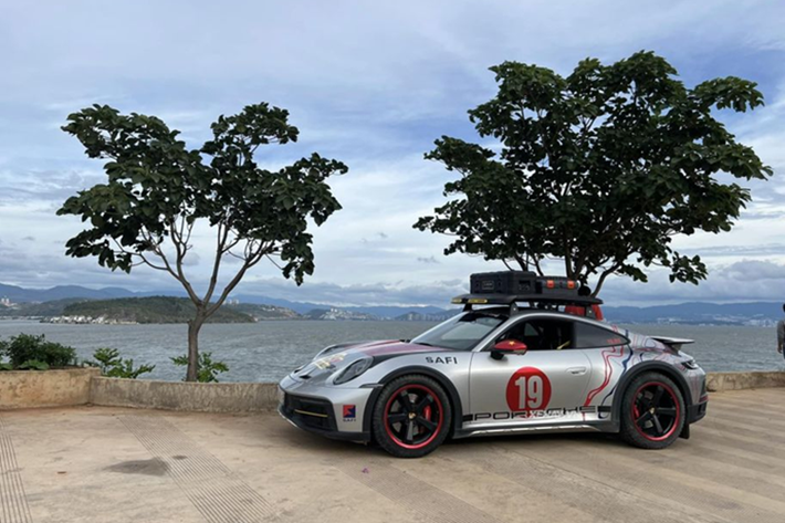 Khi nhận bàn giao xe, chiếc xe thể thao giới hạn Porsche 911 Dakar đầu tiên về Việt Nam đã được lên bộ tem mới với tông màu đỏ và vàng làm điểm nhấn, trên nền sơn bạc GT Silver Metallic nguyên bản của xe, 2 bên cửa và nắp khoang hành lý phía trước được dán thêm con số 19.