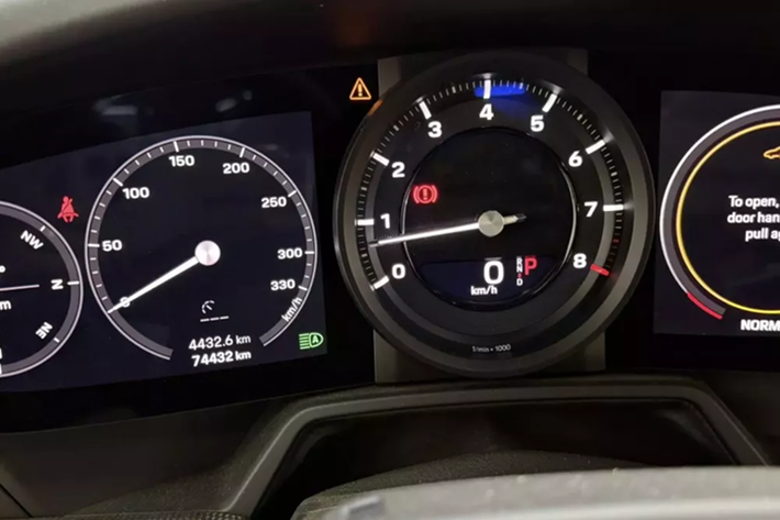 Trong chia sẻ gần đây của mình, chủ xe cho biết lần đầu chiếc xe Porsche 911 Dakar bảo dưỡng mốc 15.000 km là ở Urumqi, và nay quay lại đây thì đồng hồ công tơ mét của xe đã lên đến gần 75.000 km. Nhiều khả năng trong năm nay, chiếc 911 Dakar sẽ sớm chạm mốc 100.000 km.