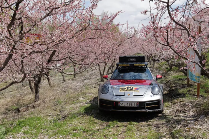 Nếu tìm chiếc xe Porsche 911 nào chạy nhiều nhất trên thế giới, sẽ ra kha khá kết quả. Nhưng với mẫu xe thể thao Porsche 911 Dakar đặc biệt, chỉ đếm trên đầu ngón tay, và 1 trong đó có xe mang biển số của Việt Nam, thuộc sở hữu của 1 doanh nhân Hải Phòng.