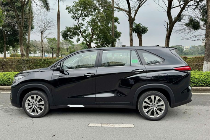 Toyota Innova Cross ra mắt Việt Nam vào tháng 10/2023. Xe được nhập khẩu từ Indonesia với 2 phiên bản là xăng và hybrid. Xe được phát triển dựa trên nền tảng khung thân liền khối TNGA-C, thay thế cho kết cấu khung gầm rời ở trên thế hệ cũ.