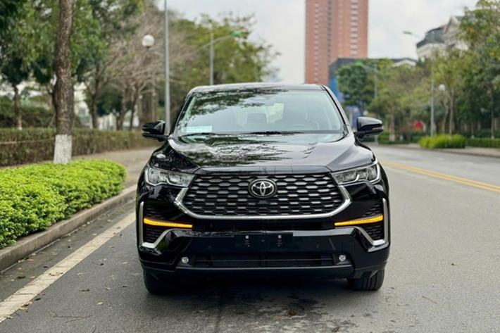 Tại một số đại lý ở Hà Nội, giá xe Toyota Innova Cross HEV thậm chí chỉ còn 960 triệu đồng (ưu đãi tới 53 triệu đồng). Thực tế, đây hầu hết là xe được sản xuất năm 2024. Innova Cross bản xăng thì chủ yếu là mẫu sản xuất năm 2025 nên chỉ được ưu đãi 15 triệu đồng, giá bản này sau ưu đãi là 810 triệu đồng.