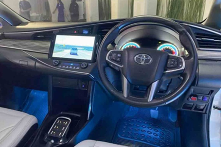Các chi tiết khác trên xe vẫn được giữ nguyên như: đồng hồ tốc độ vẫn là dạng cơ kết hợp màn LCD, sạc không dây, đèn LED nội thất, màn hình giải trí cho hàng ghế thứ hai, nội thất hai tông màu, cần số dạng nút bấm điện tử,...