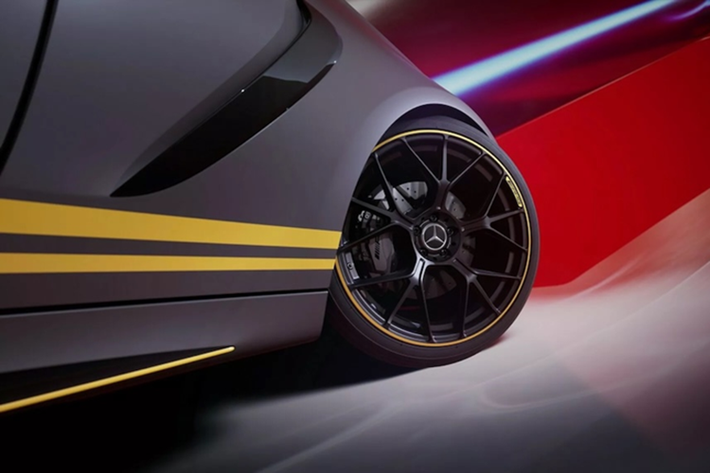 Mẫu xe này còn có gói AMG Night Plus, AMG Performance Studio và AMG Dynamic Plus. Những gói này bổ sung thêm các điểm nhấn màu đen bóng, cánh gió, cánh gió sau và giá đỡ động cơ...
