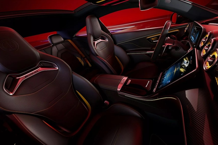 Trong khi đó Mercedes-AMG CLE 53 biến thể Convertible (mui trần) với lớp sơn Manufaktur Starling Blue Magno kết hợp bộ tem AMG màu đen và xanh lam, bộ mâm 20 inch màu đen.